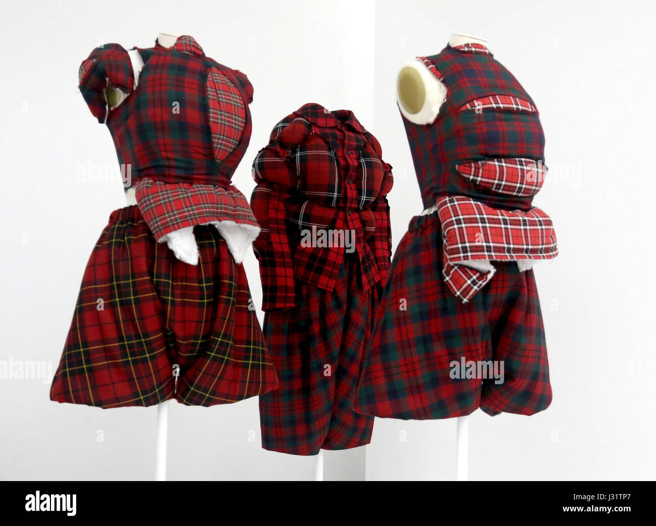 New York, Stati Uniti d'America. Il 1 maggio, 2017. Una vista di mode del Rei Kawakubo: Comme des Garcons: arte dell'degli spazi interdentali tenutosi presso il Metropolitan Museum of Art per l annuale 2017 Istituto Costume beneficio. Credito: Nancy Kaszerman/ZUMA filo/Alamy Live News Foto Stock