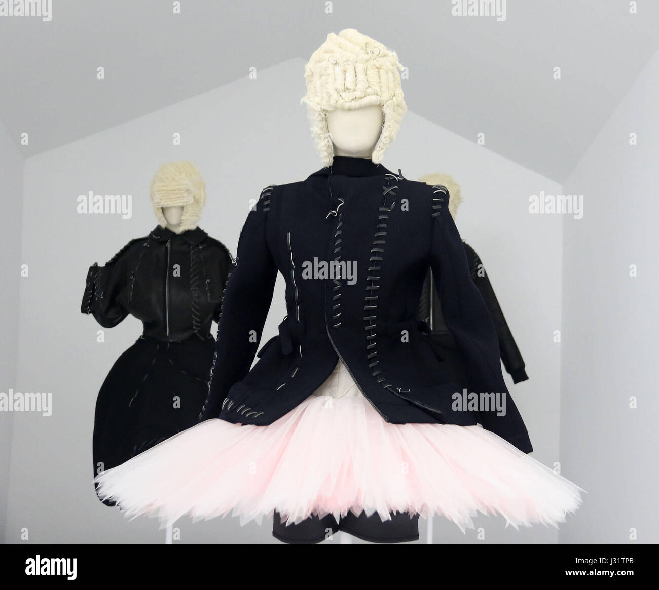 New York, Stati Uniti d'America. Il 1 maggio, 2017. Una vista di mode del Rei Kawakubo: Comme des Garcons: arte dell'degli spazi interdentali tenutosi presso il Metropolitan Museum of Art per l annuale 2017 Istituto Costume beneficio. Credito: Nancy Kaszerman/ZUMA filo/Alamy Live News Foto Stock