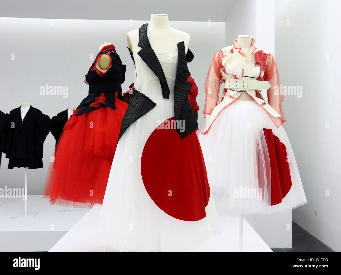 New York, Stati Uniti d'America. Il 1 maggio, 2017. Una vista di mode del Rei Kawakubo: Comme des Garcons: arte dell'degli spazi interdentali tenutosi presso il Metropolitan Museum of Art per l annuale 2017 Istituto Costume beneficio. Credito: Nancy Kaszerman/ZUMA filo/Alamy Live News Foto Stock