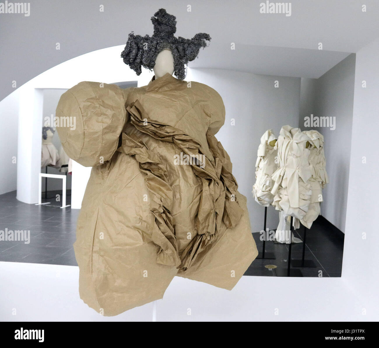 New York, Stati Uniti d'America. Il 1 maggio, 2017. Una vista di mode del Rei Kawakubo: Comme des Garcons: arte dell'degli spazi interdentali tenutosi presso il Metropolitan Museum of Art per l annuale 2017 Istituto Costume beneficio. Credito: Nancy Kaszerman/ZUMA filo/Alamy Live News Foto Stock