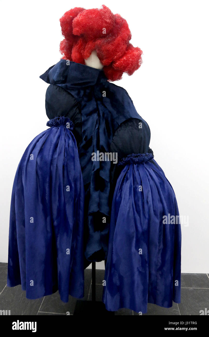 New York, Stati Uniti d'America. Il 1 maggio, 2017. Una vista della moda dei Rei Kawakubo: Comme des Garcons: arte dell'degli spazi interdentali tenutosi presso il Metropolitan Museum of Art per l annuale 2017 Istituto Costume beneficio. Credito: Nancy Kaszerman/ZUMA filo/Alamy Live News Foto Stock