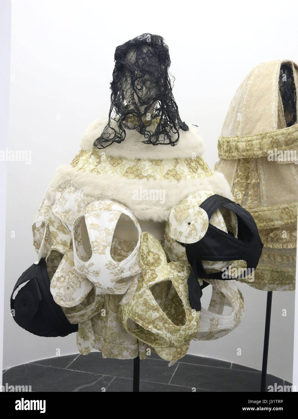 New York, Stati Uniti d'America. Il 1 maggio, 2017. Una vista di mode del Rei Kawakubo: Comme des Garcons: arte dell'degli spazi interdentali tenutosi presso il Metropolitan Museum of Art per l annuale 2017 Istituto Costume beneficio. Credito: Nancy Kaszerman/ZUMA filo/Alamy Live News Foto Stock