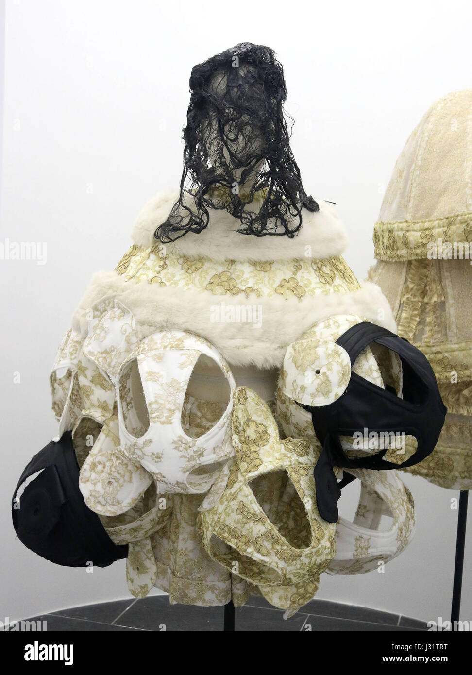 New York, Stati Uniti d'America. Il 1 maggio, 2017. Una vista di mode del Rei Kawakubo: Comme des Garcons: arte dell'degli spazi interdentali tenutosi presso il Metropolitan Museum of Art per l annuale 2017 Istituto Costume beneficio. Credito: Nancy Kaszerman/ZUMA filo/Alamy Live News Foto Stock