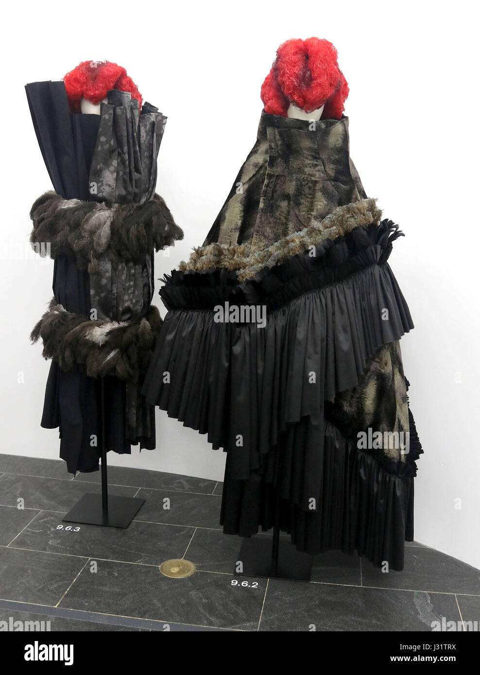 New York, Stati Uniti d'America. Il 1 maggio, 2017. Una vista di mode del Rei Kawakubo: Comme des Garcons: arte dell'degli spazi interdentali tenutosi presso il Metropolitan Museum of Art per l annuale 2017 Istituto Costume beneficio. Credito: Nancy Kaszerman/ZUMA filo/Alamy Live News Foto Stock