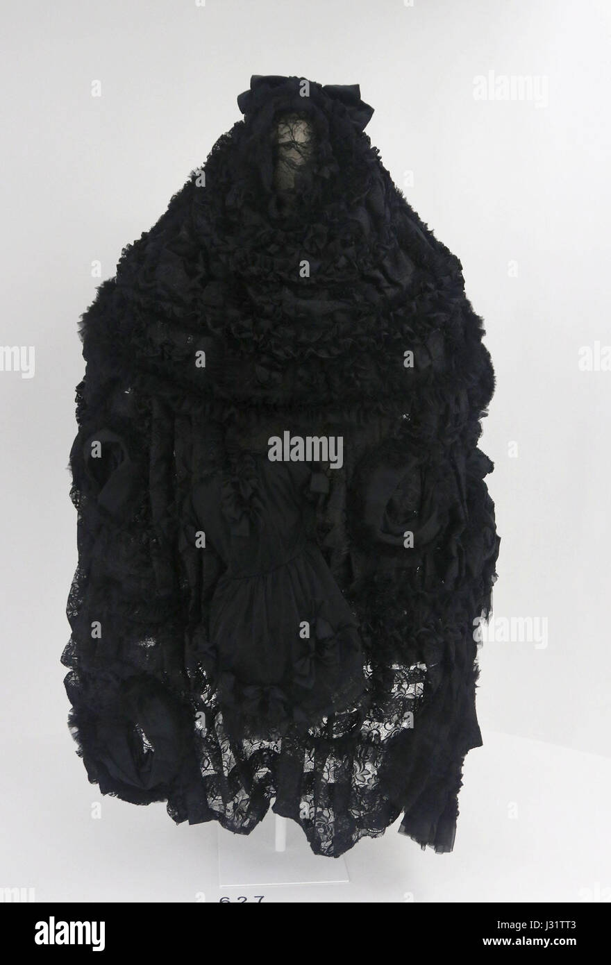 New York, Stati Uniti d'America. Il 1 maggio, 2017. Una vista della moda dei Rei Kawakubo: Comme des Garcons: arte dell'degli spazi interdentali tenutosi presso il Metropolitan Museum of Art per l annuale 2017 Istituto Costume beneficio. Credito: Nancy Kaszerman/ZUMA filo/Alamy Live News Foto Stock