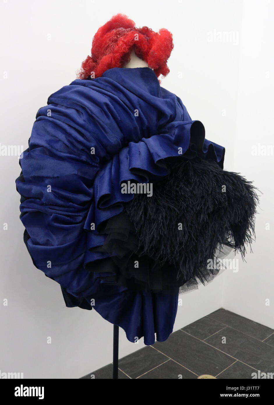 New York, Stati Uniti d'America. Il 1 maggio, 2017. Una vista della moda dei Rei Kawakubo: Comme des Garcons: arte dell'degli spazi interdentali tenutosi presso il Metropolitan Museum of Art per l annuale 2017 Istituto Costume beneficio. Credito: Nancy Kaszerman/ZUMA filo/Alamy Live News Foto Stock