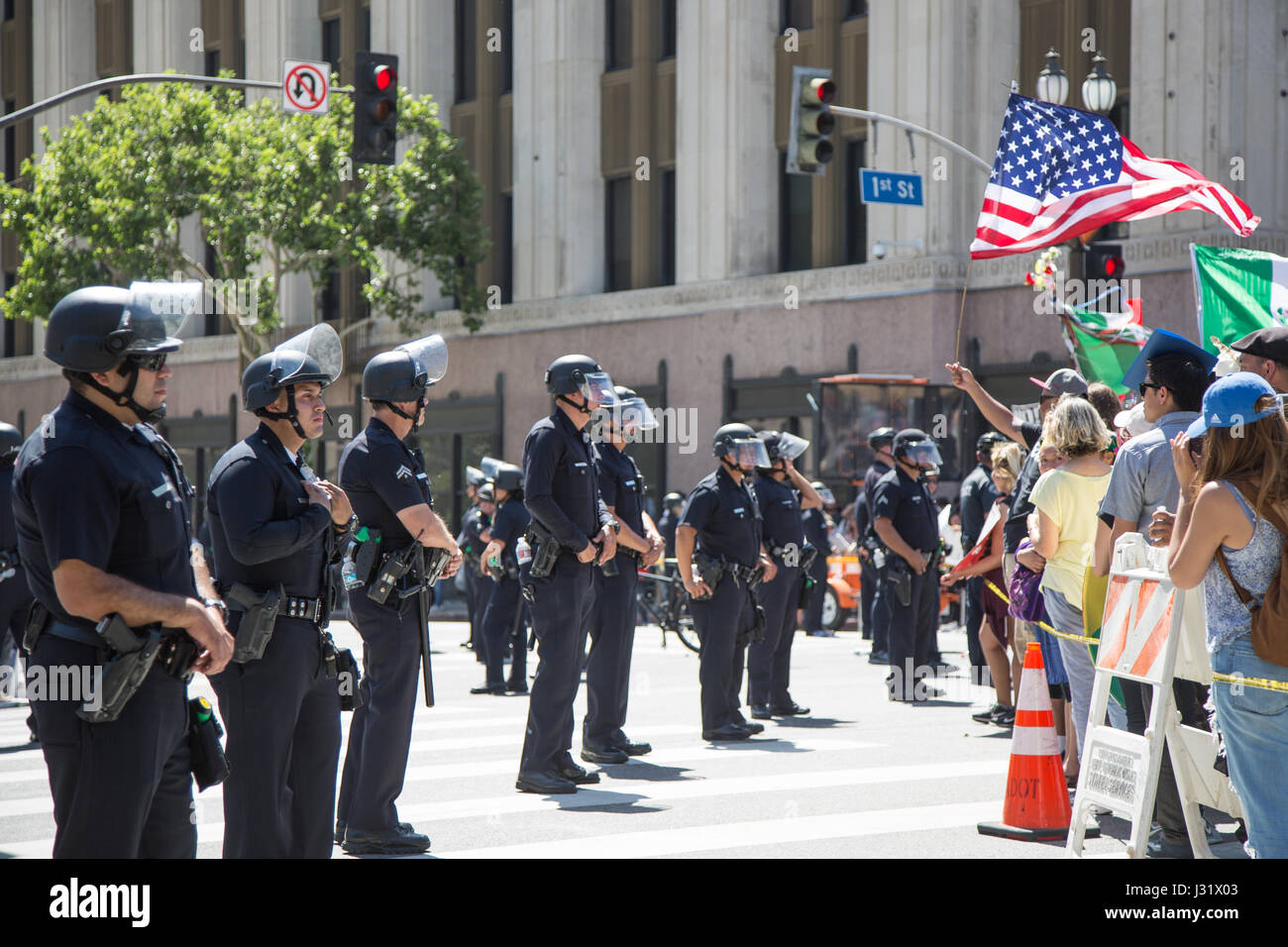 Los Angeles, California, USA. Il 1 maggio, 2017. dimostranti sono separate da los angeles funzionari di polizia come le tensioni tra escalation anti-trump e pro-trump manifestanti vicino a Los Angeles city hall nel centro di los angeles, la California il 1 maggio 2017. Credito: sheri determan/alamy live news Foto Stock