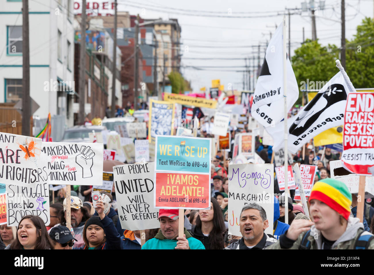 Seattle, Stati Uniti d'America. 01 Maggio, 2017. Sostenitori folla Jackson Street durante il giorno di maggio marzo per i lavoratori e per i diritti degli immigrati. Organizzatori chiamato per uno sciopero generale internazionale sul giorno della festa dei lavoratori in solidarietà con gli eventi coordinati in comunità nello Stato di Washington e in tutto il mondo. Credito: Paolo Gordon/Alamy Live News Foto Stock