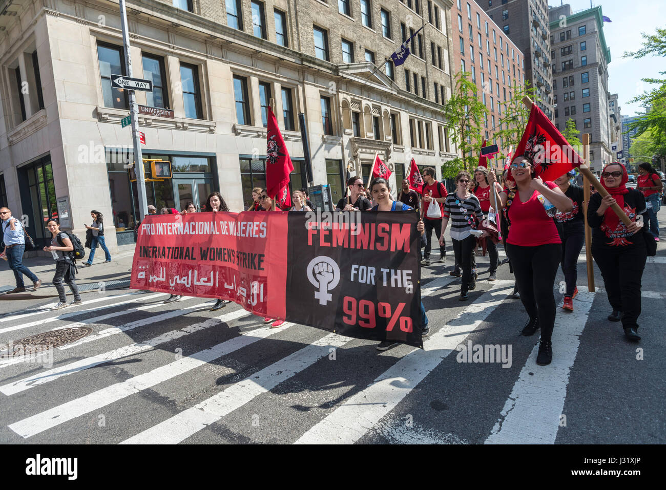 New York, Stati Uniti d'America. 01 Maggio, 2017. New York, NY, 1 maggio 2017 - socialisti, vestita in rosso, marzo fino posto all'università, da Washington Square a Union Square, per il giorno di maggio/lavoratori internazionali giorno rally in Union Square Park. Credito: Stacy Rosenstock Walsh/Alamy Live News Foto Stock