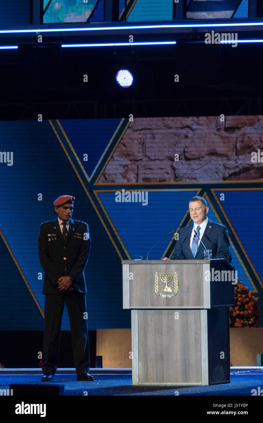 Gerusalemme, Israele. 01 Maggio, 2017. Yuli Edelstein, presidente della Knesset - il parlamento israeliano - parla durante l'Israele la sessantanovesima Independence Day cerimonia, a mount Hertzl, Gerusalemme. Credito: Yagil Henkin/Alamy Live News Foto Stock