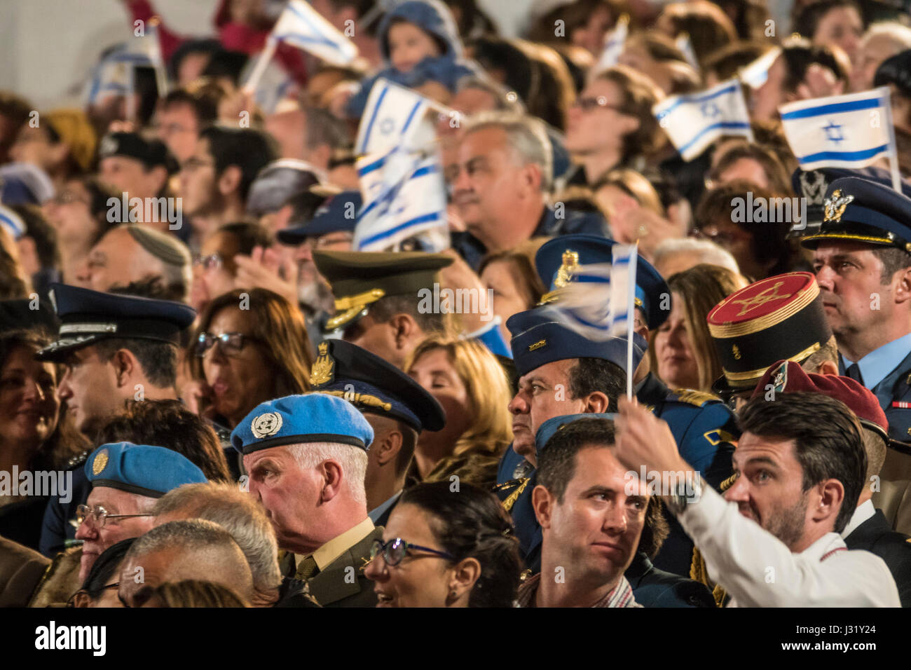 Gerusalemme, Israele. 01 Maggio, 2017. Annette militari di diversi paesi sedersi tra un sbandieratori di folla durante Israele la sessantanovesima Independence Day cerimonia, mount Hertzl, Gerusalemme. Credito: Yagil Henkin/Alamy Live News Foto Stock