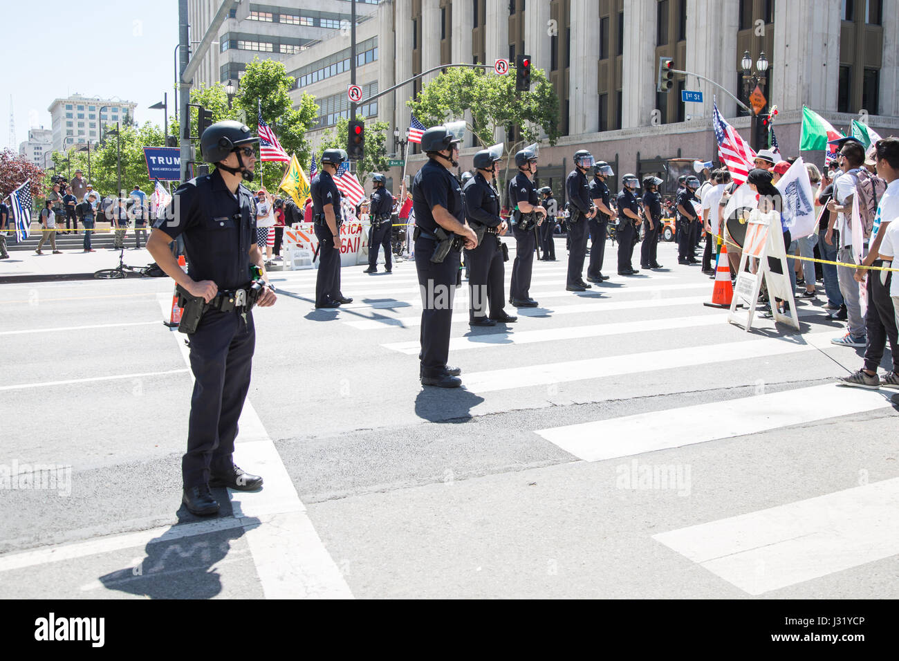 Los Angeles, California, USA. Il 1 maggio, 2017. dimostranti sono separate da los angeles funzionari di polizia come le tensioni tra escalation anti-trump manifestanti sulla destra e pro-trump manifestanti sulla sinistra vicino a Los Angeles city hall nel centro di los angeles, la California il 1 maggio 2017. Credito: sheri determan/alamy live news Foto Stock