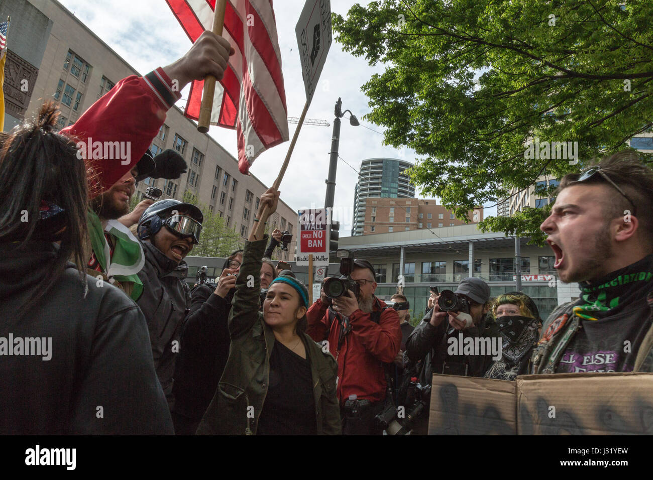 Seattle, Stati Uniti d'America. 1 Maggio,2017. Anrti facism manifestanti parla contro la pro Trump folla presso il Westlake Center , Seattle, Stati Uniti d'America. Credito : Maria S./Alamy Live News Foto Stock