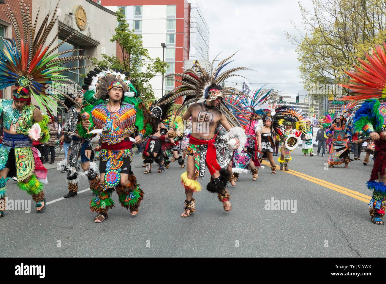 Seattle, Stati Uniti d'America. Il 1 maggio, 2017. Puget Sound area Nativi Americani rally dancing in regalia attraverso le strade di Seattle per dare voce ai loro diritti. Credito : Maria S./Alamy Live News Foto Stock