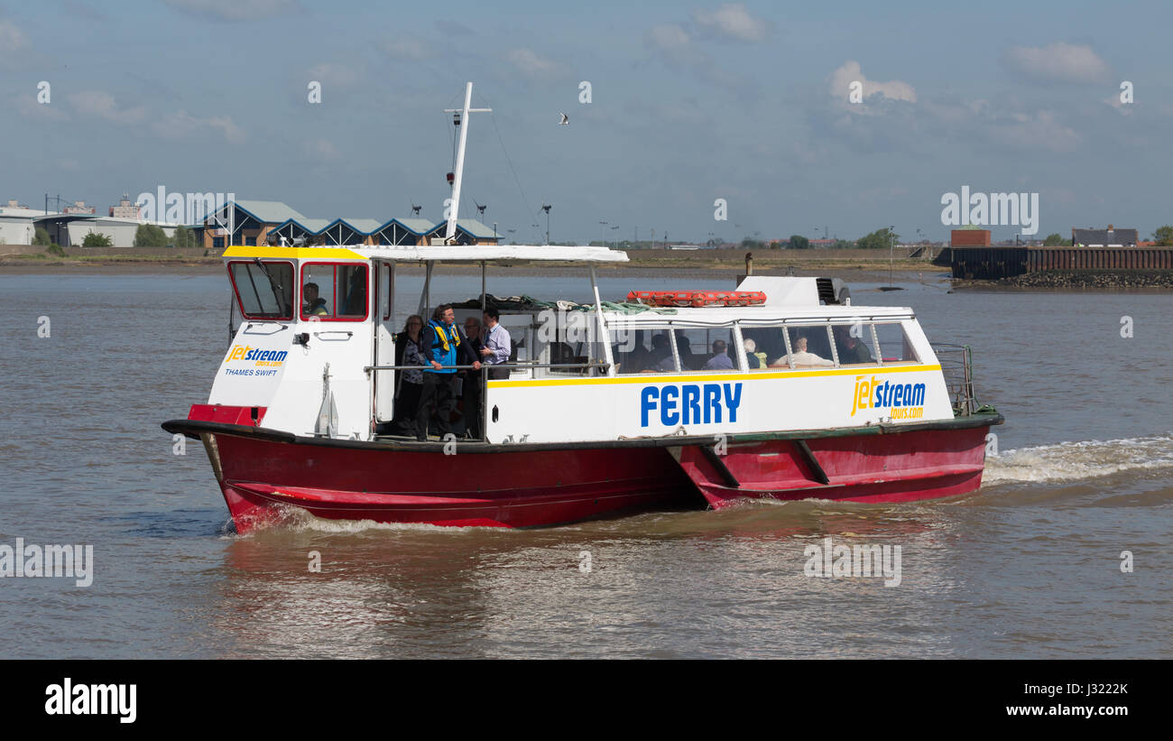 Gravesend, Kent, Regno Unito. Il 2 maggio, 2017. Un nuovo operatore e barca hanno ripreso la storica il servizio di traghetto sul Tamigi tra Tilbury e Gravesend oggi. Il Tamigi Swift, raffigurato in arrivo e in partenza da Gravesend town pier pontone, è il nome del nuovo battello. Rob Powell/Alamy Live News Foto Stock