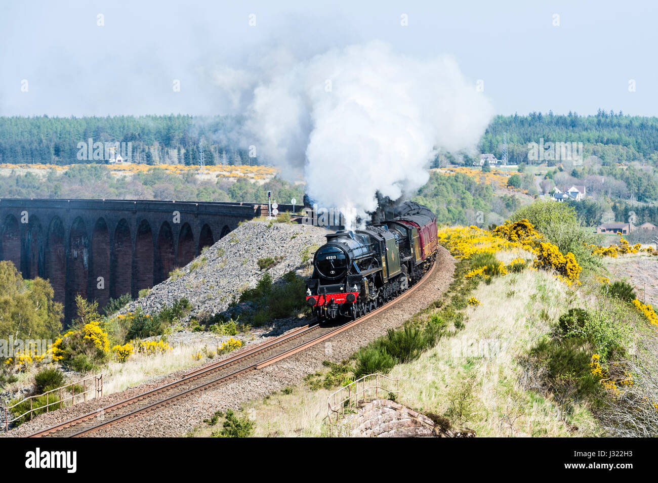 La Gran Bretagna X Tour vapore gode il cielo limpido come attraversa Culloden viadotto sulla Highland Linea principale a sud di Inverness. Il treno è trainato da motore 45212 e assistita da 62005, sarà salita Slochd Summit (1,315ft) nei Cairngorms, la più estenuante salita su tutta la rete ferroviaria prima di discendere attraverso Aviemore e continuando a sud di Glasgow. Foto Stock
