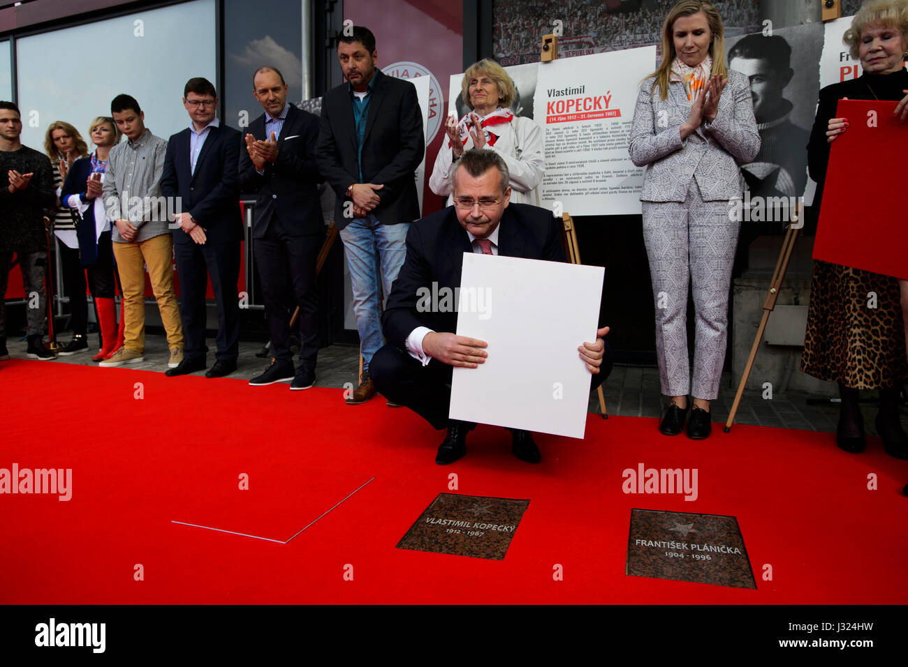 Scheda Slavia presidente Jaroslav Tvrdik, la terza a destra, ceco il Ministro dell'istruzione Katerina Valachova, seconda a destra e Slavia il direttore generale Martin Krob, quinto a sinistra, durante la cerimonia in Eden Arena di Praga Repubblica Ceca, Aprile 30, 2017. La ditta cinese CEFC che possiede la Slavia Praha football club è diventato il proprietario del Eden football Stadium, che il club utilizza per le sue partite in casa, dopo aver pagato circa 1 miliardi di corone per lo stadio. Il gruppo CEFC è diventato il proprietario di maggioranza delle Slavia nel settembre 2015 e ha gradualmente guadagnato il 99,9 percento del club le quote. Slavi Foto Stock