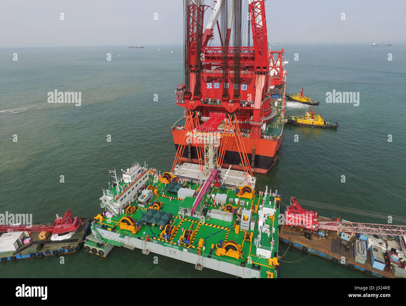 Zhuhai Zhuhai e Macao. Il 2 maggio, 2017. Una gigantesca gru, che è stato trasformato da una cisterna, paranchi a 6.000-ton struttura di tasto della più lunga del mondo cross-mare ponte che collega Hong Kong, Zhuhai e Macao, 2 maggio 2017. Il cuneo, dodici metri di lunghezza e pesa più di 25 Airbus A380 getti, è stata abbassata per collegare i tubi immersi del tunnel sotterraneo del ponte. Il 55-chilometro ponte collega Zhuhai nella provincia di Guangdong con Hong Kong e Macao. Esso include un 22,9-km Ponte e 6,7-km tunnel sotterraneo. Credito: Liu Dawei/Xinhua/Alamy Live News Foto Stock