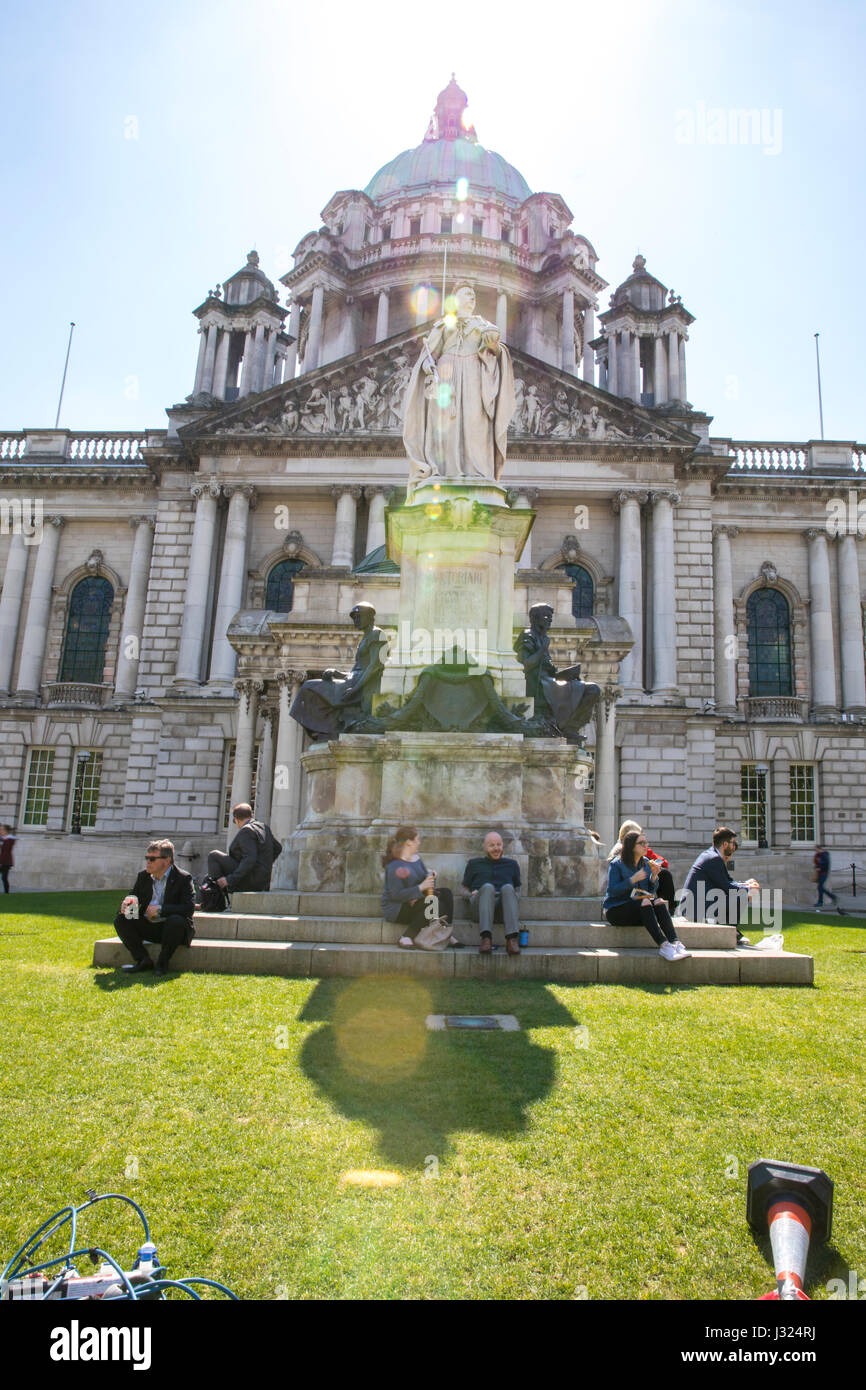 Belfast, Regno Unito. 02Maggio, 2017. Mangiare il pranzo mentre i raggi di sole risplendere giù sul Municipio di Belfast Credit: Anthony Lynn/Alamy Live News Foto Stock