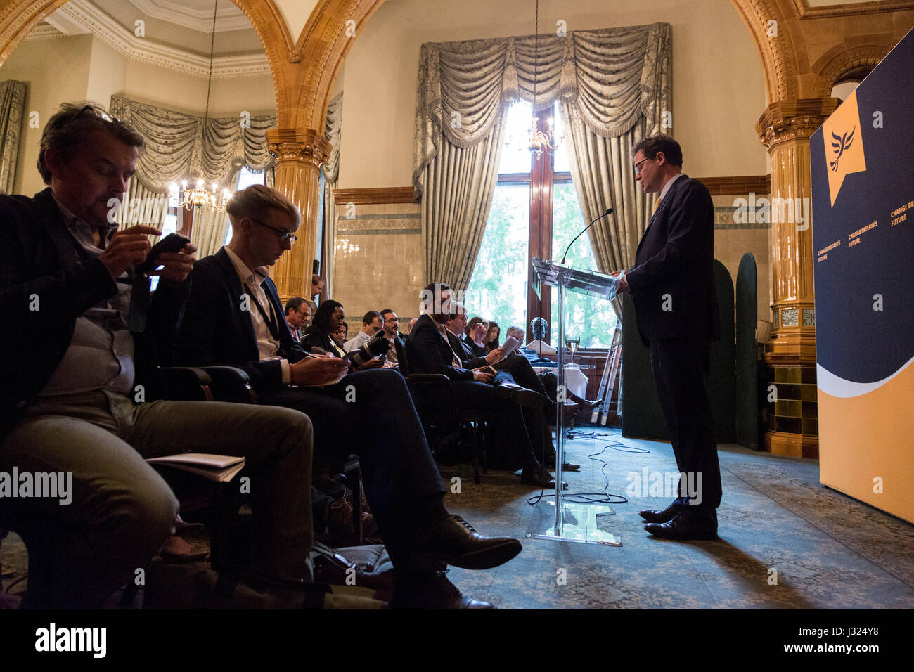 Londra, Regno Unito. Il 2 maggio 2017. Gruppo del Partito europeo dei liberali democratici Unione europea portavoce Nick Clegg fa il suo primo intervento della campagna elettorale , che espone il partito della posizione su Europa e Brexit davanti al 2017 elezione generale. Foto: immagini vibranti/Alam Live News Foto Stock