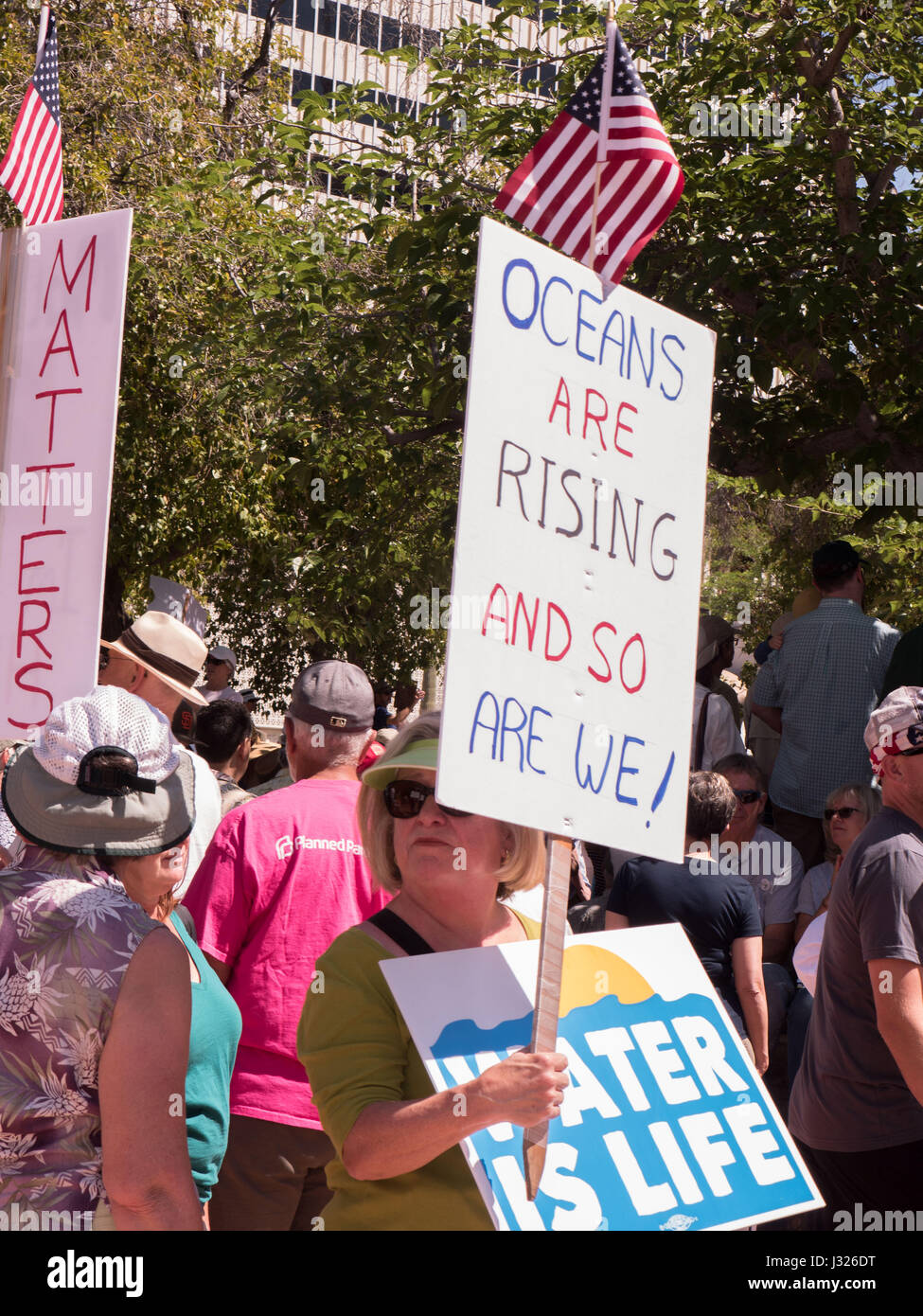 I partecipanti con segni di protesta al rally/marzo per la scienza su Earth Day 2017 in Arizona, Stati Uniti. Foto Stock