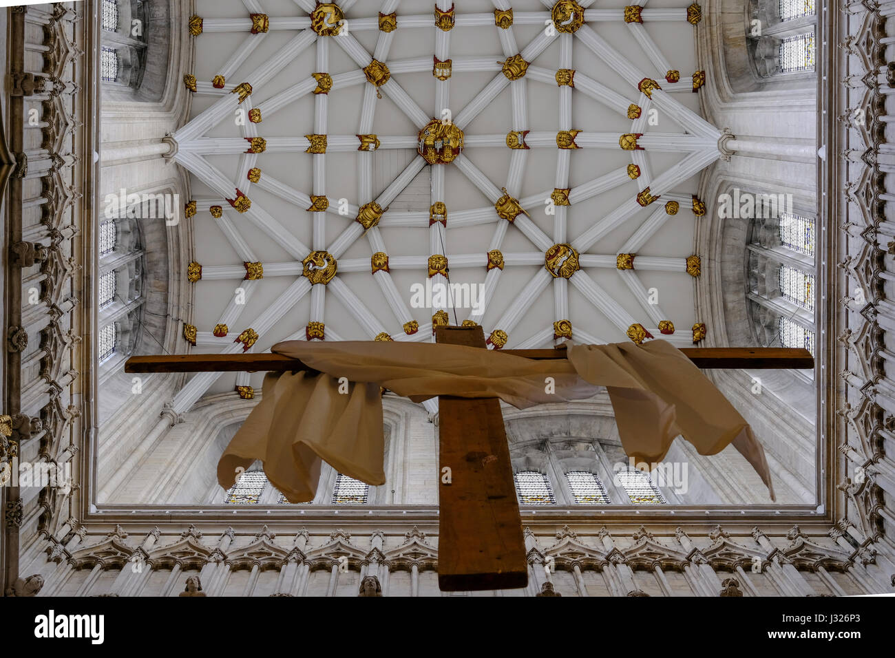 Croce in legno e il soffitto di dettagli all'interno di York Minster Foto Stock
