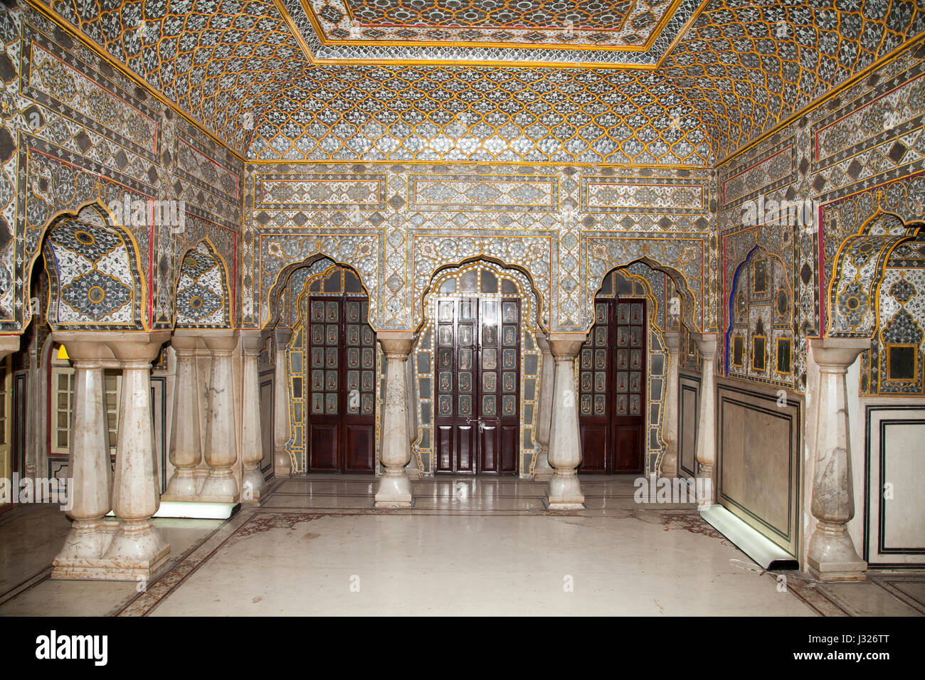 Il terzo piano del Chandra Mahal presso il Palazzo di Città, Jaipur. Denominato "Rang Mandir", questa camera è decorata con molti specchi. Foto Stock