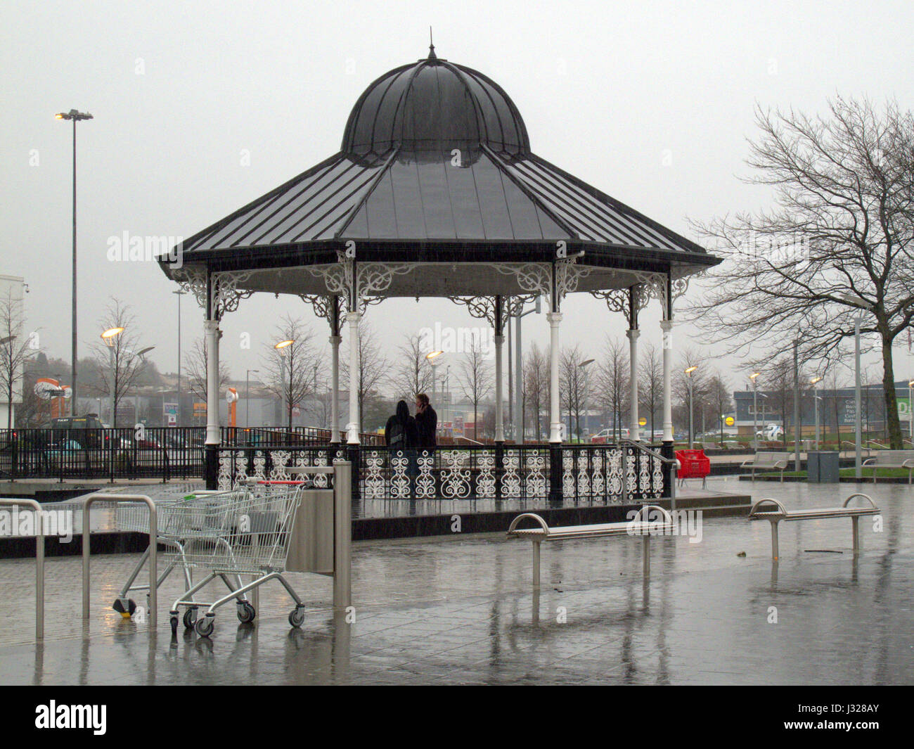 Clydebank centro città bandstand sotto la pioggia Foto Stock