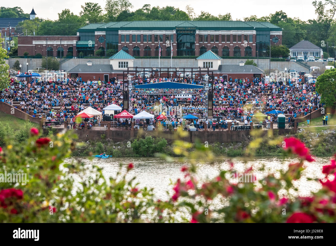 Phenix Anfiteatro della Città sul fiume Chattahoochee in Phenix City, Alabama, attraverso l'acqua da Columbus, Georgia bello Uptown RiverWalk. Foto Stock