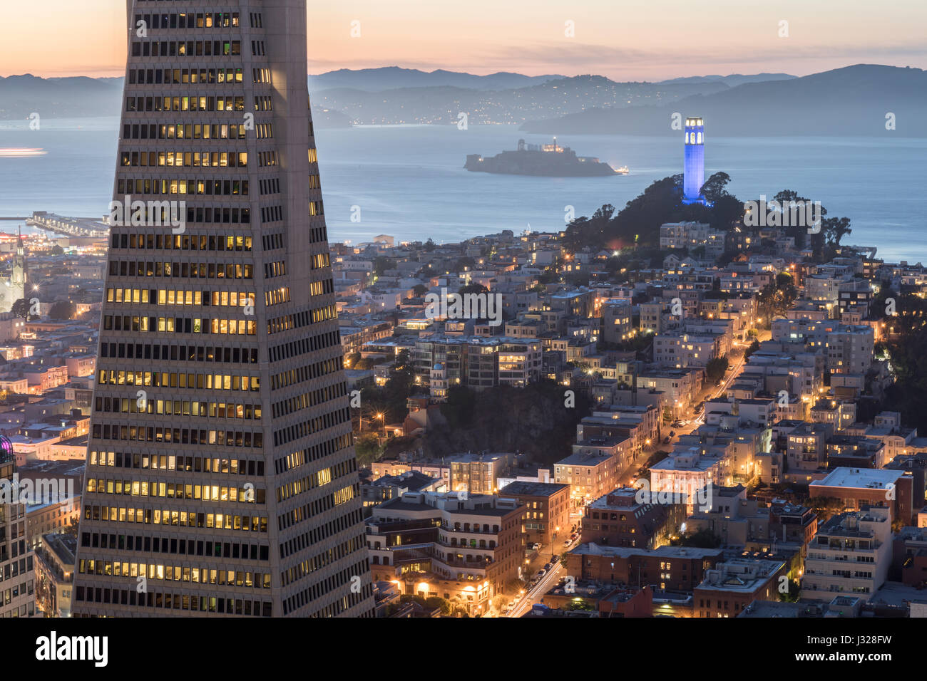 Crepuscolo sopra Telegraph Hill, Isola di Alcatraz e la baia di San Francisco dal quartiere finanziario. Foto Stock