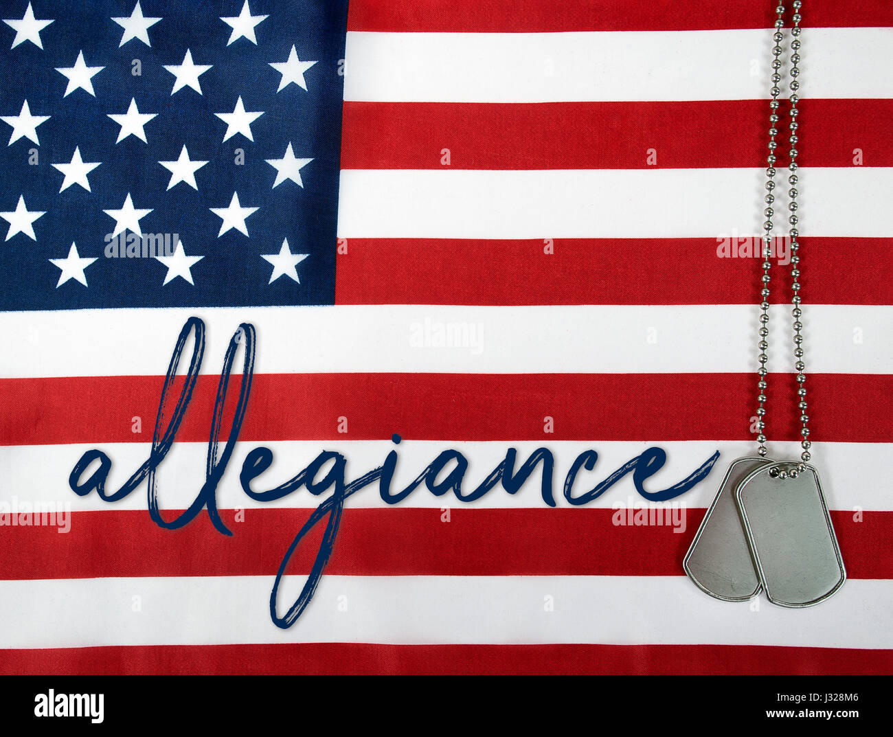 Parola di allegiance e dog tags militari sulla bandiera americana Foto Stock