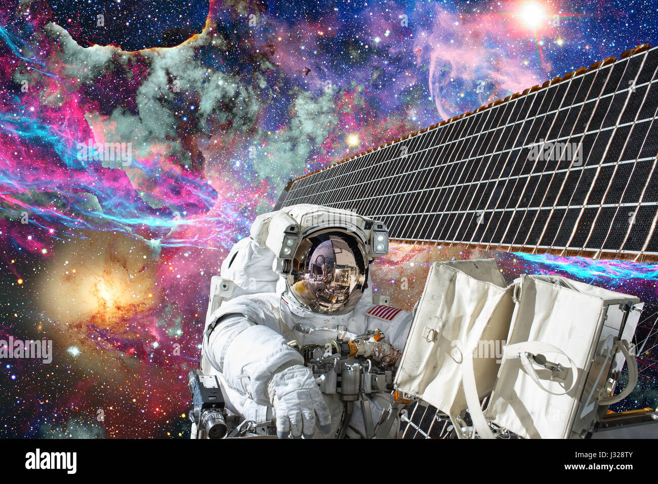 La stazione spaziale internazionale e astronauta nello spazio esterno oltre il pianeta Terra. Foto Stock