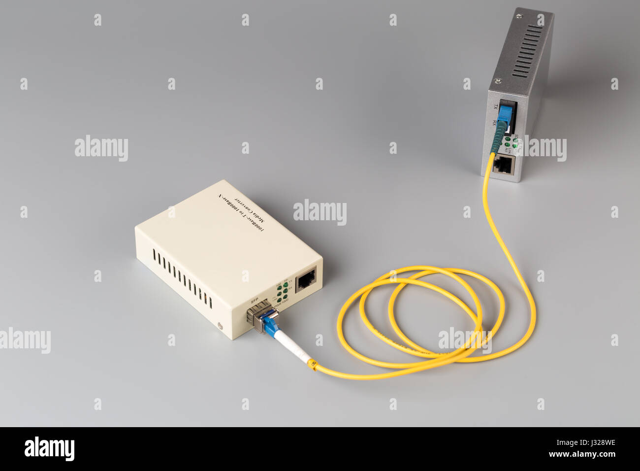 Due convertitori supporti collegati tramite cavo in fibra ottica Foto Stock