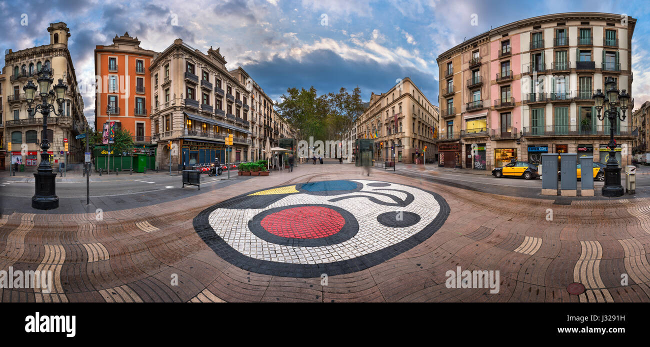 Barcellona, Spagna - 17 novembre 2014: Joan Miro il Pla de l'os mosaico nella Rambla di Barcellona, Spagna. Migliaia di persone a piedi ogni giorno sul mosaico, d Foto Stock