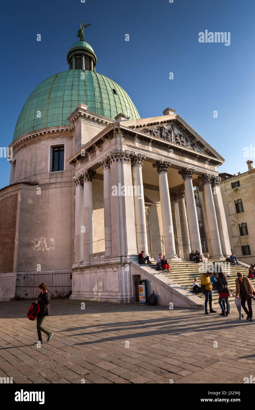 Venezia, Italia - Marzo 7, 2014: Chiesa de San Simeone Piccolo a Venezia, Italia. Di fronte al terminal ferroviario, si tratta di un monumento ampiamente visto nella città. Foto Stock