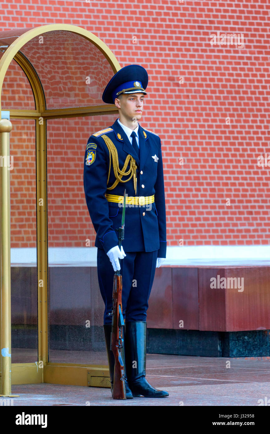 Guard accanto alla tomba del Milite Ignoto, Mosca Foto Stock
