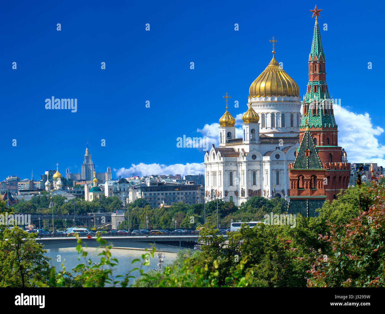 La Cattedrale di Cristo Salvatore e lo skyline di Mosca Foto Stock