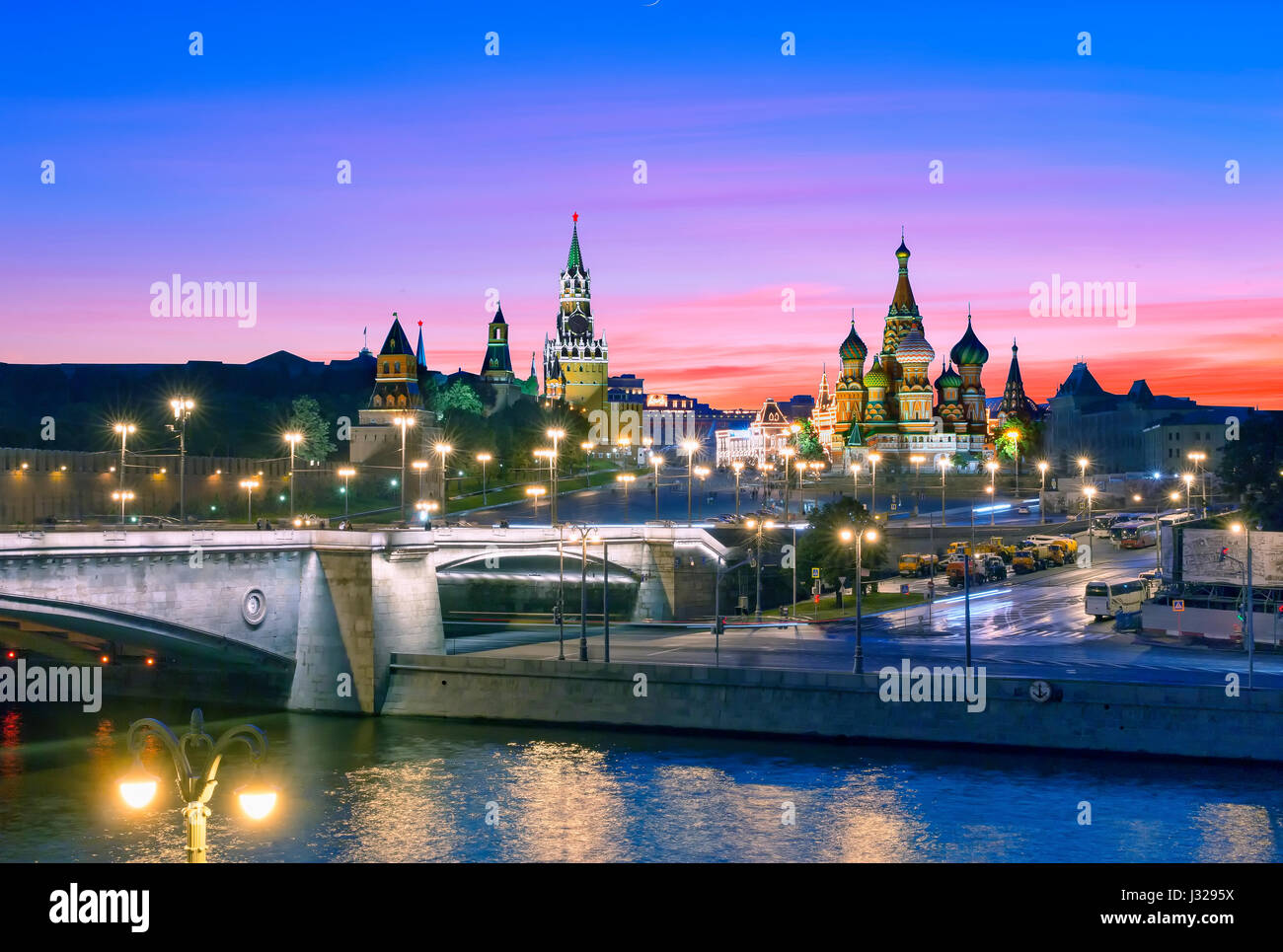 Il fiume Moskva e la piazza Rossa di notte Foto Stock