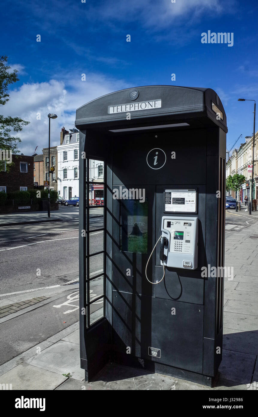 Un avanzato, nuovo stile telefono kiosk/pannello pubblicitario nella zona londinese di Bethnal Green Road Foto Stock