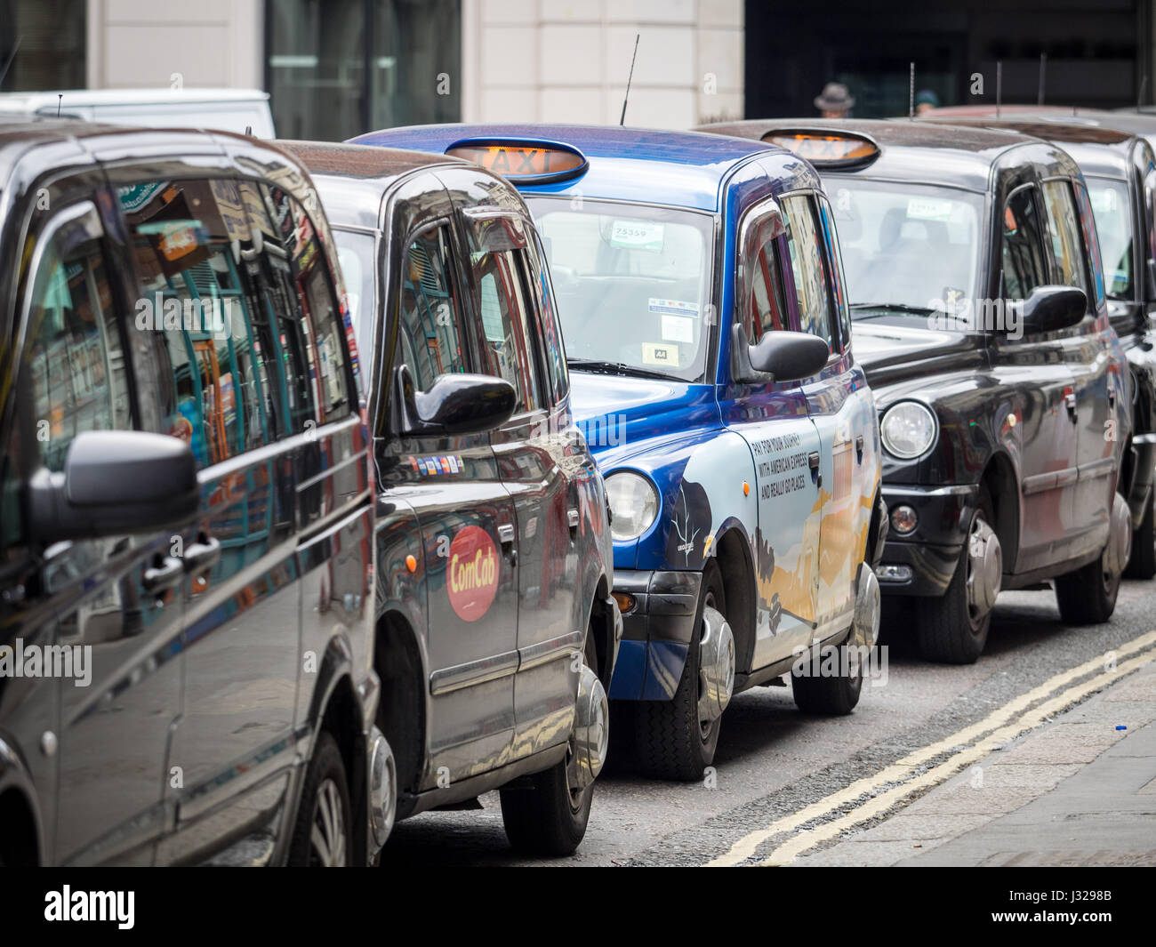 Una coda di Londra taxi in attesa di far salire e scendere passeggeri vicino alla stazione ferroviaria di Liverpool Street nel centro di Londra Foto Stock