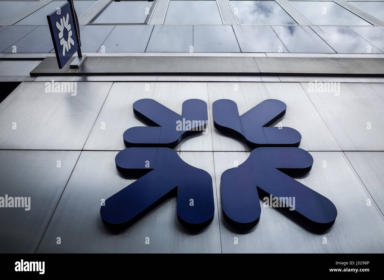 RBS Londra - i loghi e i segni al di fuori di un Royal Bank of Scotland (RBS) ramo nella città di nel distretto finanziario londinese, UK. Foto Stock