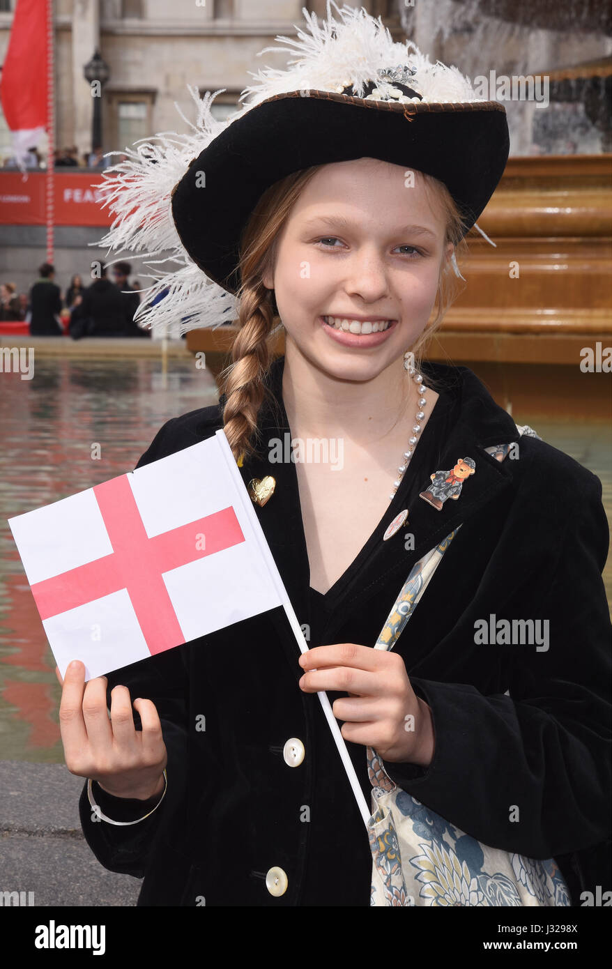 La Principessa di perla di Norbury tenendo una bandiera di St George,Festa di St George,Trafalgar Square,London.UK 22.04.17 Foto Stock