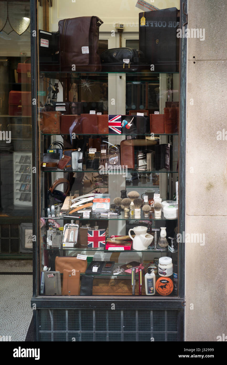 Prodotti in cuoio e un assortimento di doni nella finestra di visualizzazione di una Cambridge Borse in pelle, un tradizionale negozio indipendente a Cambridge Regno Unito Foto Stock