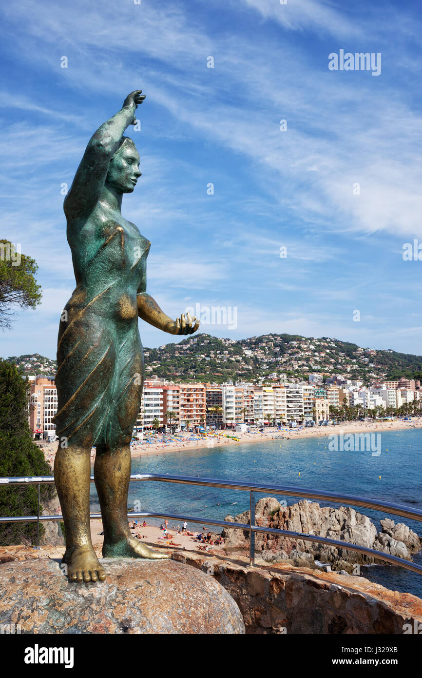 Spagna, Lloret de Mar, Dona Marinera - moglie del pescatore monumento, statua in bronzo da Ernest Maragall affacciata sul mare Costa Brava Foto Stock