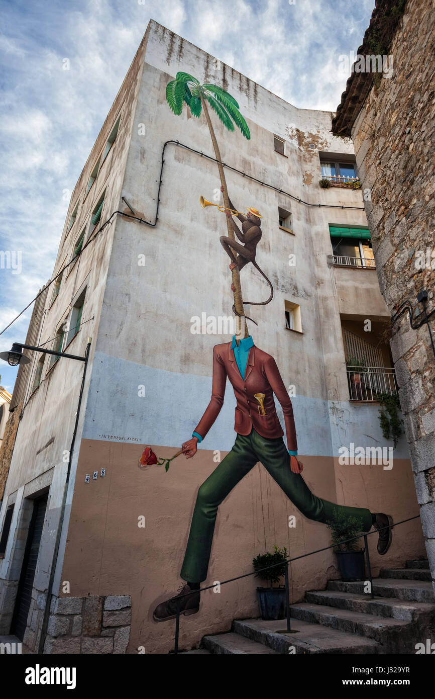 Murale surrealista, Arte di strada da Interesni Kazki nella città di Girona in Catalogna, Spagna, parte del progetto della fase cardine Foto Stock Murale surrealista, Arte di strada da Interesni Kazki nella città di Girona in Catalogna, Spagna, parte del progetto della fase cardine Foto Stock