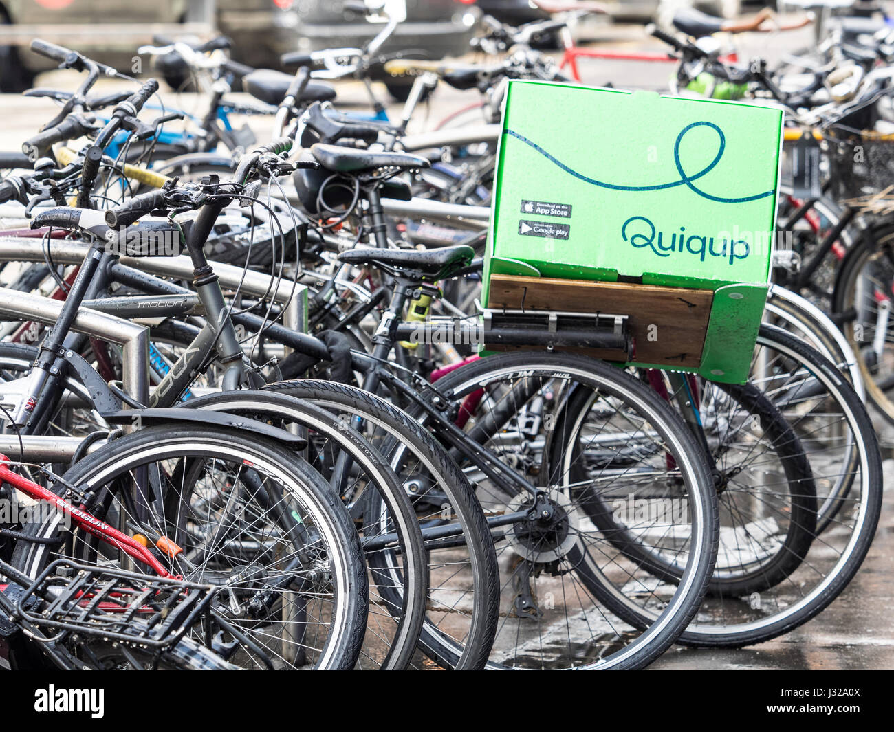 Quiqup bike bike courier nel centro di Londra. Quiqup è in concorrenza con Deliveroo e Uber mangia nel cibo competitivo mercato consegna a Londra Foto Stock