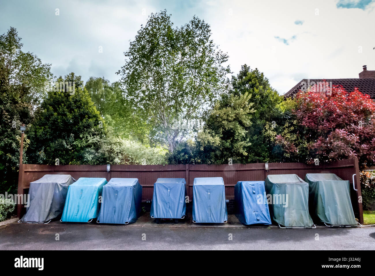 I pensionati" mobilità scooter parcheggiato e coperto fino al di fuori di un assisted living blocco di appartamenti a Horsham West Sussex Foto Stock