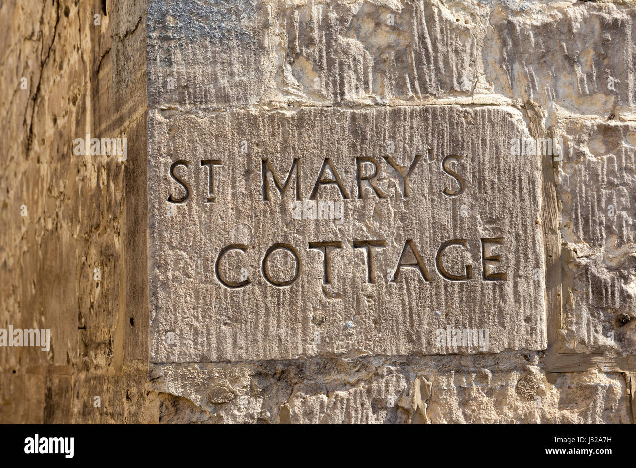 St Marys Cottage nome scolpito nella pietra di Cotswold nel villaggio di Painswick, GLOUCESTERSHIRE REGNO UNITO Foto Stock