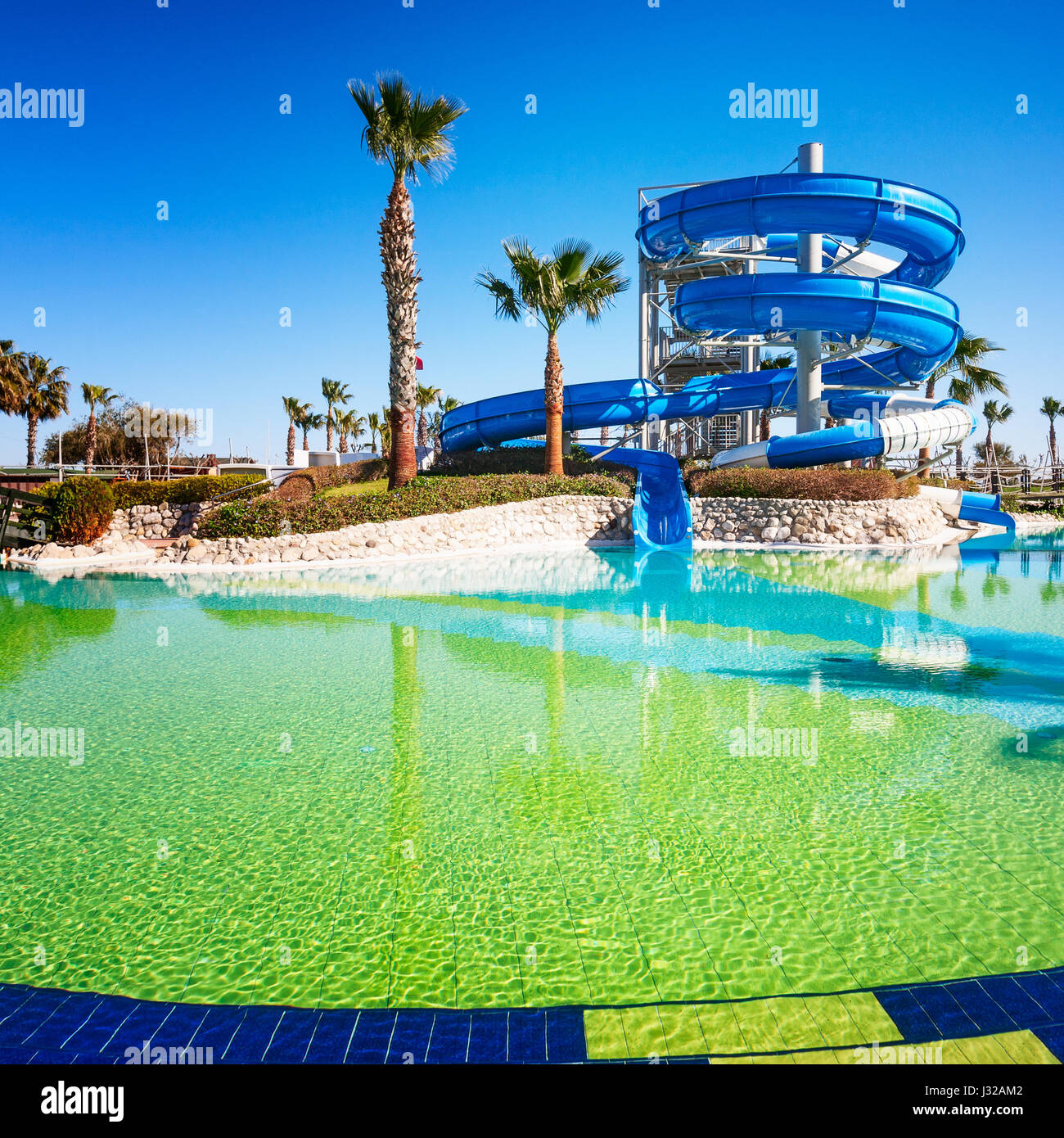 Parco acquatico la diapositiva e la piscina di lusso resort esotico Foto Stock