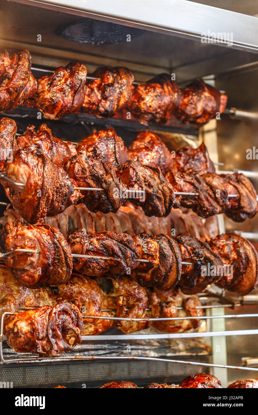 Arrosto di maiale il fuso a snodo con croccante di pelle per la vendita Foto Stock